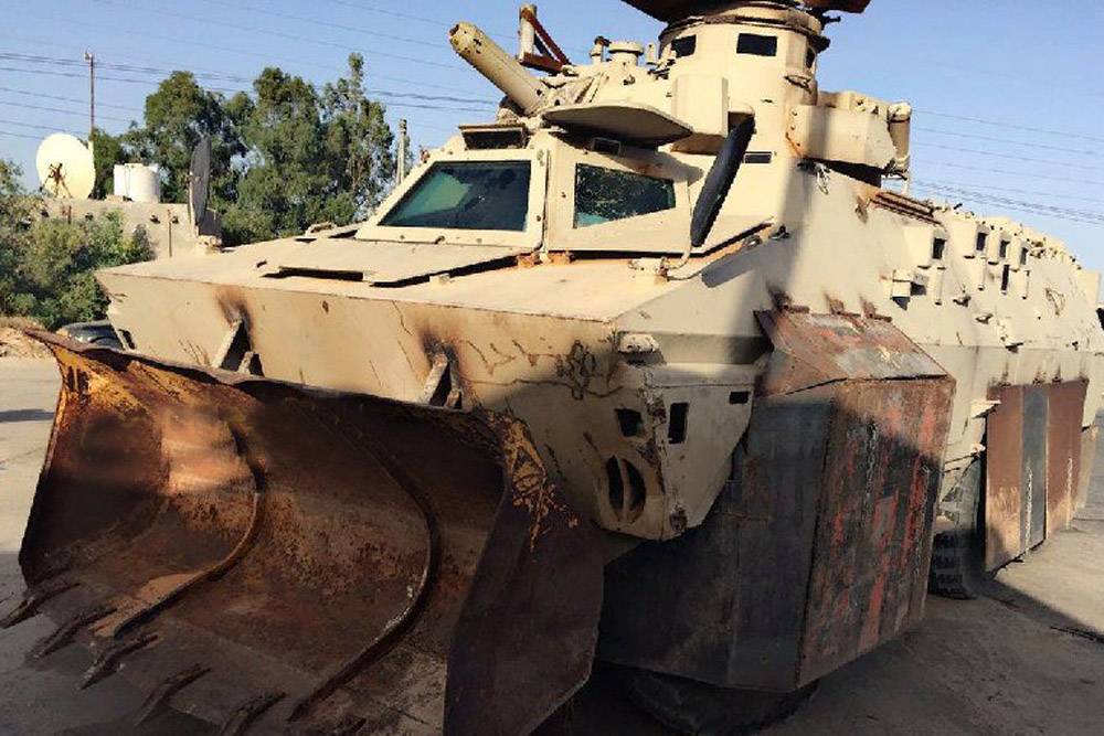 Штурмовая "модификация": БТР Ratel оснастили ковшом от погрузчика