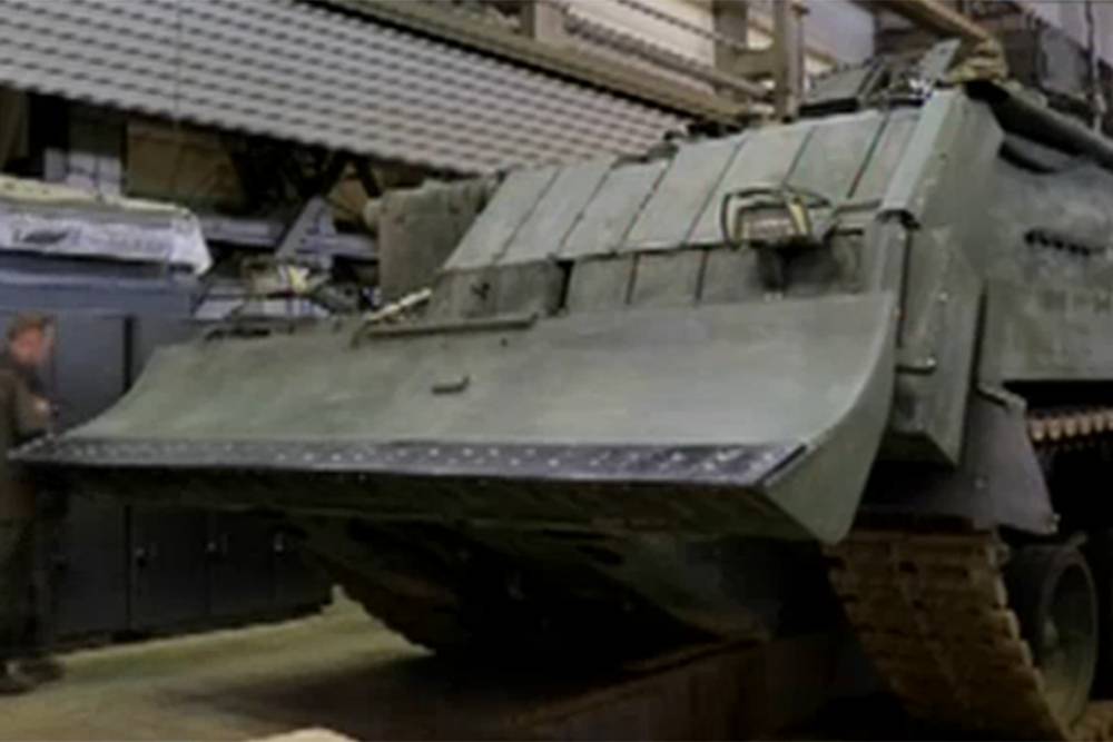 Работа кипит: новейшие Т-15, Т-16 и "Терминаторы" заметили в цехах УВЗ
