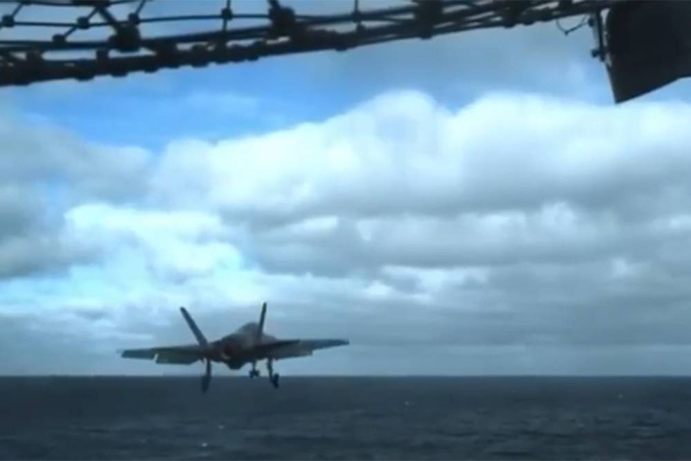 F-35 едва не упал в воду после взлета с авианосца