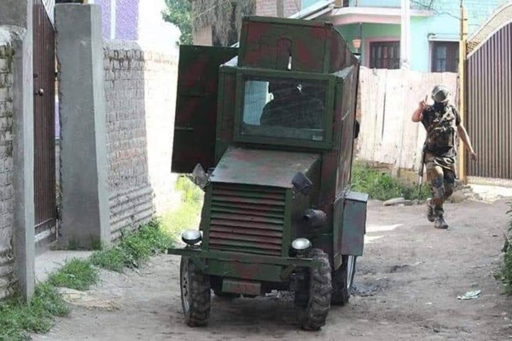 Индийские стражи порядка удивили бронированными минитракторами