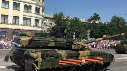 Противотанковый УАЗ и "непробиваемый" Т-64БВ показали в Донецке
