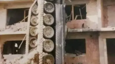 В Косово взрыв натовской бомбы поставил на дыбы сербскую модификацию Т-72