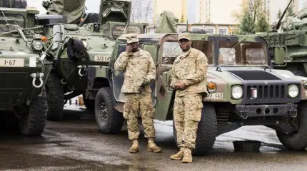 К нам подползают и нас окружают