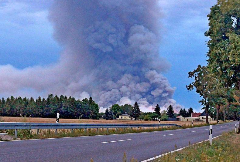 Под Берлином после взрыва загорелся склад боеприпасов