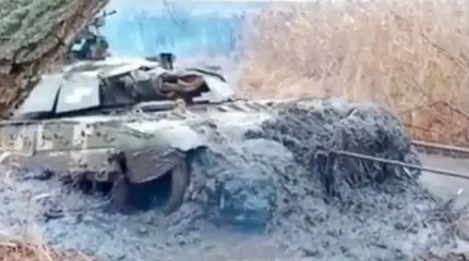 Украинский Т-64БМ2 с обрубленным орудием утопили в грязи