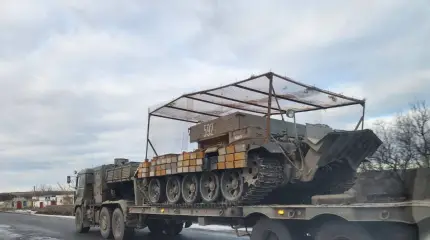 На российские танковые тягачи стали ставить козырьки и "реактивную броню"