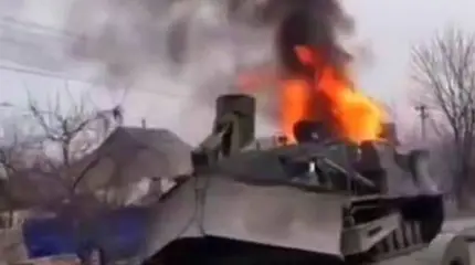Горящий 40-тонный БАТ-2 брошен боевиками в районе границы