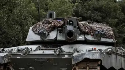 Танку Challenger 2 русский оператор-ас попал дроном прямо в люк водителя