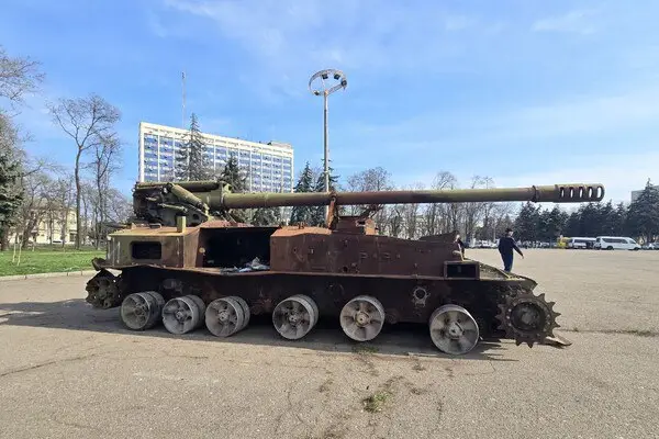 Одесса. Нацисты поставили дулами к Дому профсоюзов сгоревшие русские танки