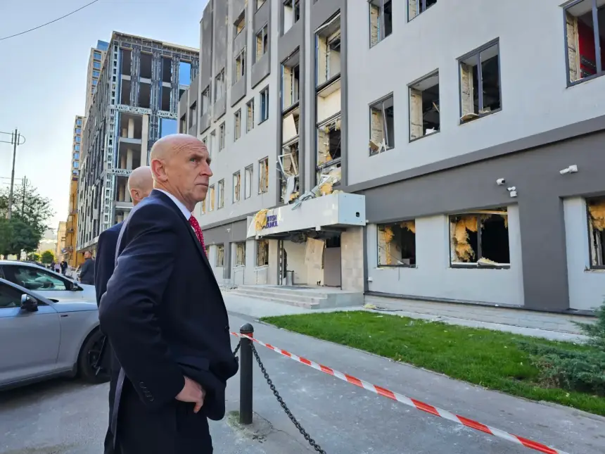 Британский министр обороны в Киеве оскорблял Путина жестом из двух пальцев