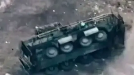 Перевернувшийся украинский БТР-4Е поразили российским дроном-камикадзе