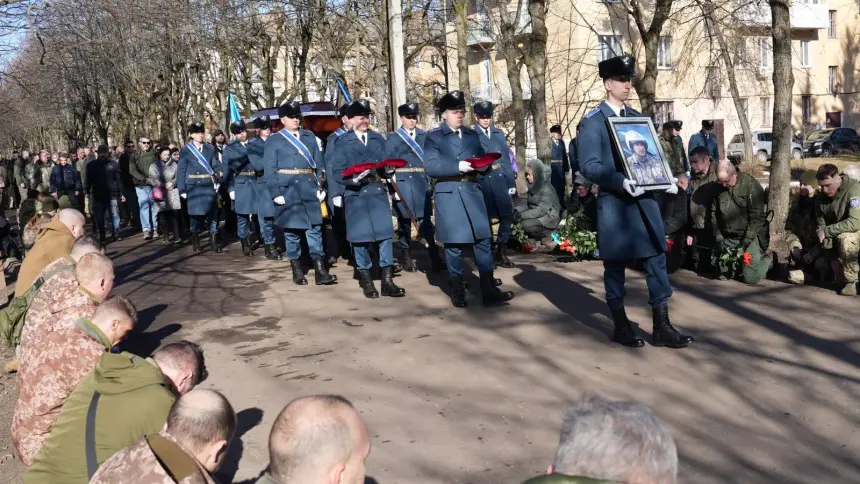 На колени: На Украине закопали сбитого полковника Довгача