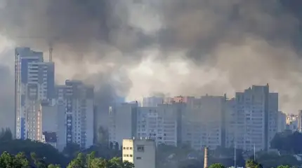 «Бежать, пока не поздно»: Киев не успевает тушить пожары после ударов ВС РФ