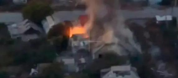 После удара "Молнии" над домом с боевиками ВСУ поднялось огненное облако После удара "Молнии" над домом с боевиками ВСУ поднялось огненное облако
