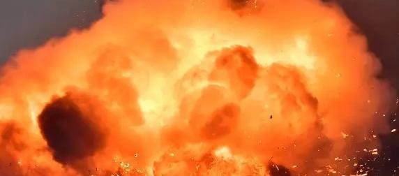 Дрон заснял, как над "Викингом" ВСУ поднялось 15-метровое огненное облако