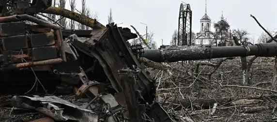 Боевики ВСУ обстреляли дрон КВН, но он все равно уничтожил их Т-64БВ Боевики ВСУ обстреляли дрон КВН, но он все равно уничтожил их Т-64БВ