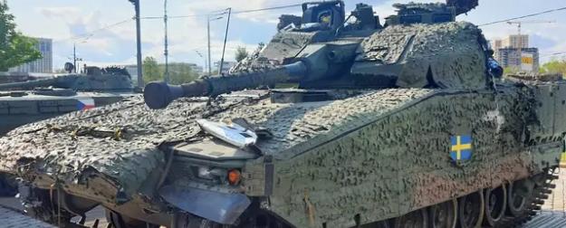 "Неуязвимая" шведская БПМ СV-90 вспыхнула как спичка в Сумской области