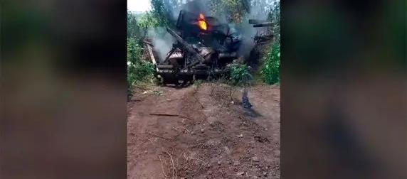 Очень редкую украинскую БМР-2 на базе Т-54Б сожгли дроном Очень редкую украинскую БМР-2 на базе Т-54Б сожгли дроном