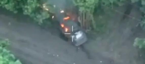 Из загоревшегося после поражения дроном пикапа ВСУ никто не смог спастись Из загоревшегося после поражения дроном пикапа ВСУ никто не смог спастись