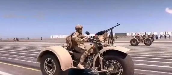 Похожий на "байк-убийцу" "Конунг" трицикл показали на параде в Ливии Похожий на "байк-убийцу" "Конунг" трицикл показали на параде в Ливии