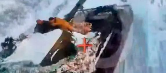 Дрон поразил САУ "Акация" на ходу и находившихся на броне боевиков