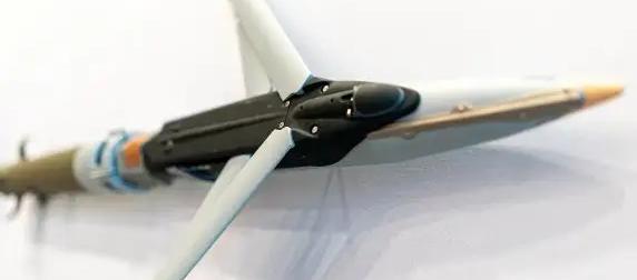 Детали запускаемой HIMARS бомбы GLSDB показали вблизи