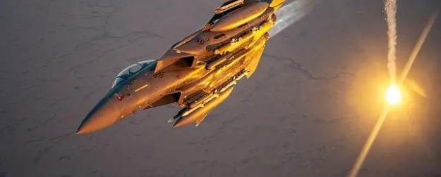 Пилот сбитого F-15E США сообщил о столкновении с роем дронов в виде "медузы