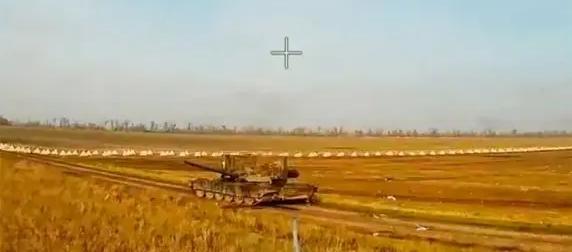 Дроны "КВН" сожгли крутивший башней Т-72М1 ВСУ Дроны "КВН" сожгли крутивший башней Т-72М1 ВСУ