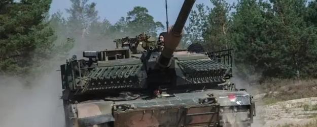 У находящихся в ВСУ танков M1A1 Abrams растащили "реактивную броню"