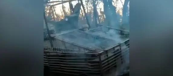 Беспомощно вращающий гусеницами британский БТР FV103 Spartan сняли на видео
