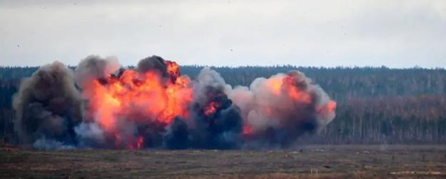 Появилось видео взрыва сразу четырех ФАБ-500 в одном месте Появилось видео взрыва сразу четырех ФАБ-500 в одном месте