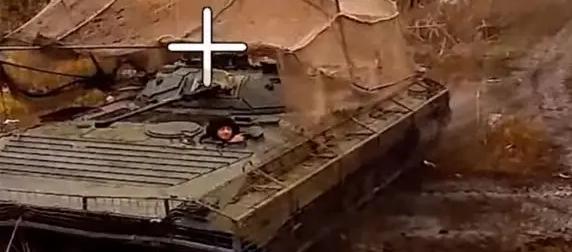 Растерявшийся механик-водитель БМП-2 ВСУ получил FPV-дрон прямо себе в люк