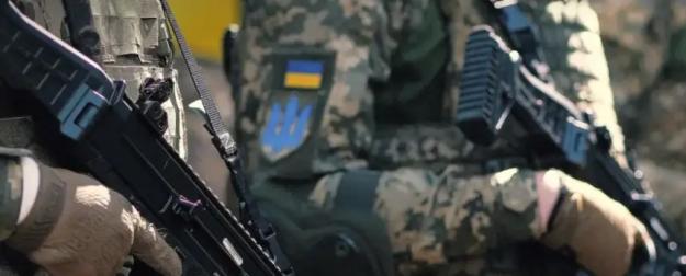 Денег нет, но вы держитесь: офицер ГУР заявил о нищенских зарплатах ВСУ