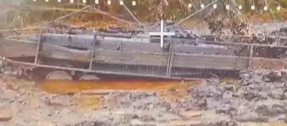 Утонувшую в грязи украинскую БМП добили дроном-камикадзе Утонувшую в грязи украинскую БМП добили дроном-камикадзе