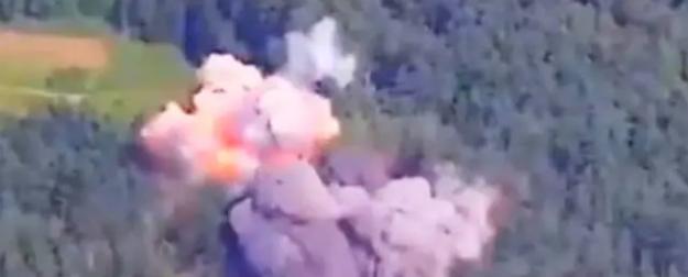После прилета дронов-камикадзе позиция HIMARS "расцвела" огненными шарами После прилета дронов-камикадзе позиция HIMARS "расцвела" огненными шарами