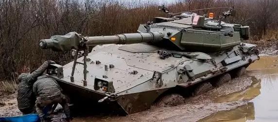 Поступившие в ВСУ колесные танки Centauro B1 боятся бездорожья