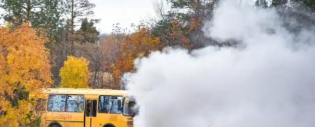 Трагедия в Брянской области: дрон ВСУ поразил автобус с мирными жителями Трагедия в Брянской области: дрон ВСУ поразил автобус с мирными жителями