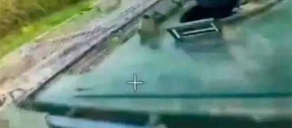 Российский дрон попал в голову водителя украинской БМП Российский дрон попал в голову водителя украинской БМП