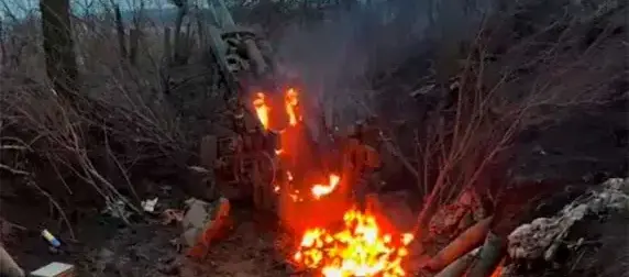 Боевики ВСУ сняли горящую 155-мм буксируемую гаубицу М777 Боевики ВСУ сняли горящую 155-мм буксируемую гаубицу М777