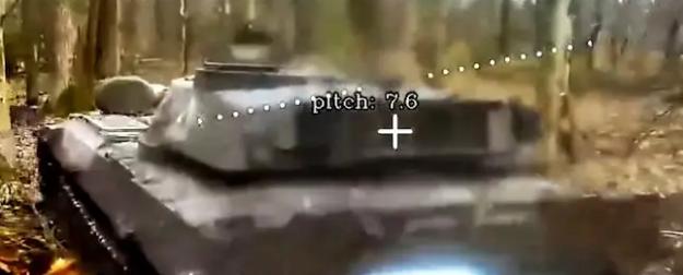 Российские дроны подкараулили в глухом лесу САУ и превратили ее в костер