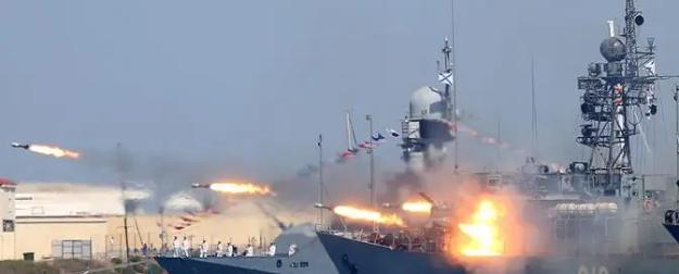 День ВМФ РФ вовсе не смыло, а лишь освежило бодрящим «Июльским штормом» День ВМФ РФ вовсе не смыло, а лишь освежило бодрящим «Июльским штормом»