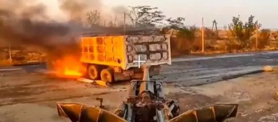 Появилось видео уничтожения американской гаубицы М777 и тягача Появилось видео уничтожения американской гаубицы М777 и тягача