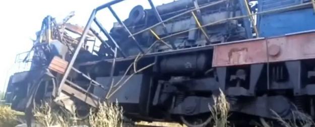 Поезд сошел с рельсов, а тепловозы стали металлоломом после удара "Рубикона