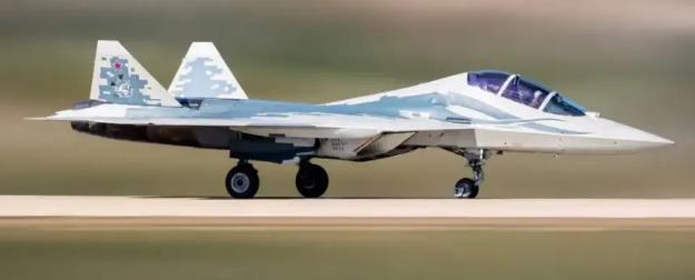 Второе кресло в кабине создает новую роль для Су-57