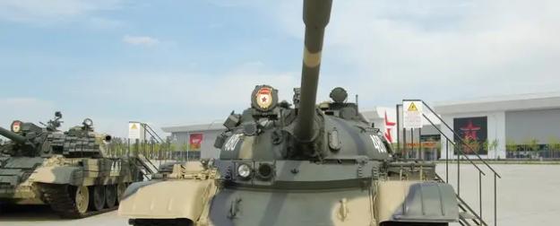 Участвующий в СВО Т-55 лучше бронирован и бьет на 6 км дальше, чем Leopard