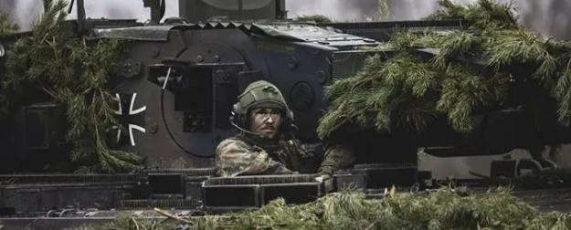 Берлин очень хочет снова увидеть над рейхстагом Красное знамя Победы