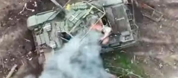 Российские операторы дронов "зажигалками" разбомбили чешский танк Т-72ЕА Российские операторы дронов "зажигалками" разбомбили чешский танк Т-72ЕА