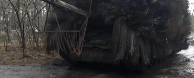 Бойцы-ремонтники для танков Т-80БВ создали защитный навес "Еж"