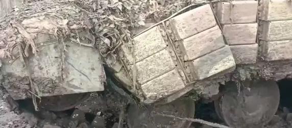 Украинский Т-64БВ ВСУ запутался в проводах ЛЭП и лишился хода Украинский Т-64БВ ВСУ запутался в проводах ЛЭП и лишился хода