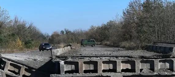 "Донбасский партизан": Мост через реку Волчья теперь разрушен полностью "Донбасский партизан": Мост через реку Волчья теперь разрушен полностью